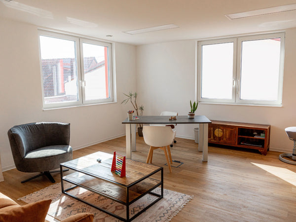 Moderner Therapieraum mit heller Einrichtung und ruhiger Atmosphäre für therapeutische Behandlungen im Therapiezentrum Möller.