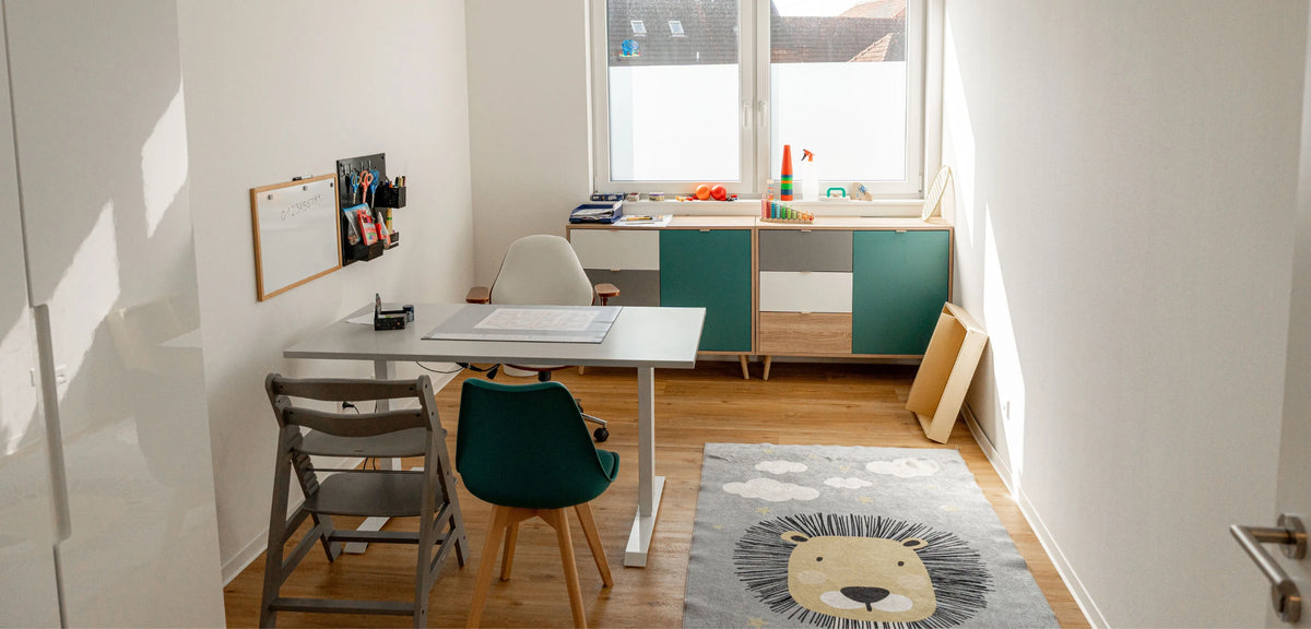Heller kinderfreundlicher Therapieraum mit Tisch Sitzplätzen und spielerischen Elementen für individuelle Ergotherapie und kindliche Entwicklung