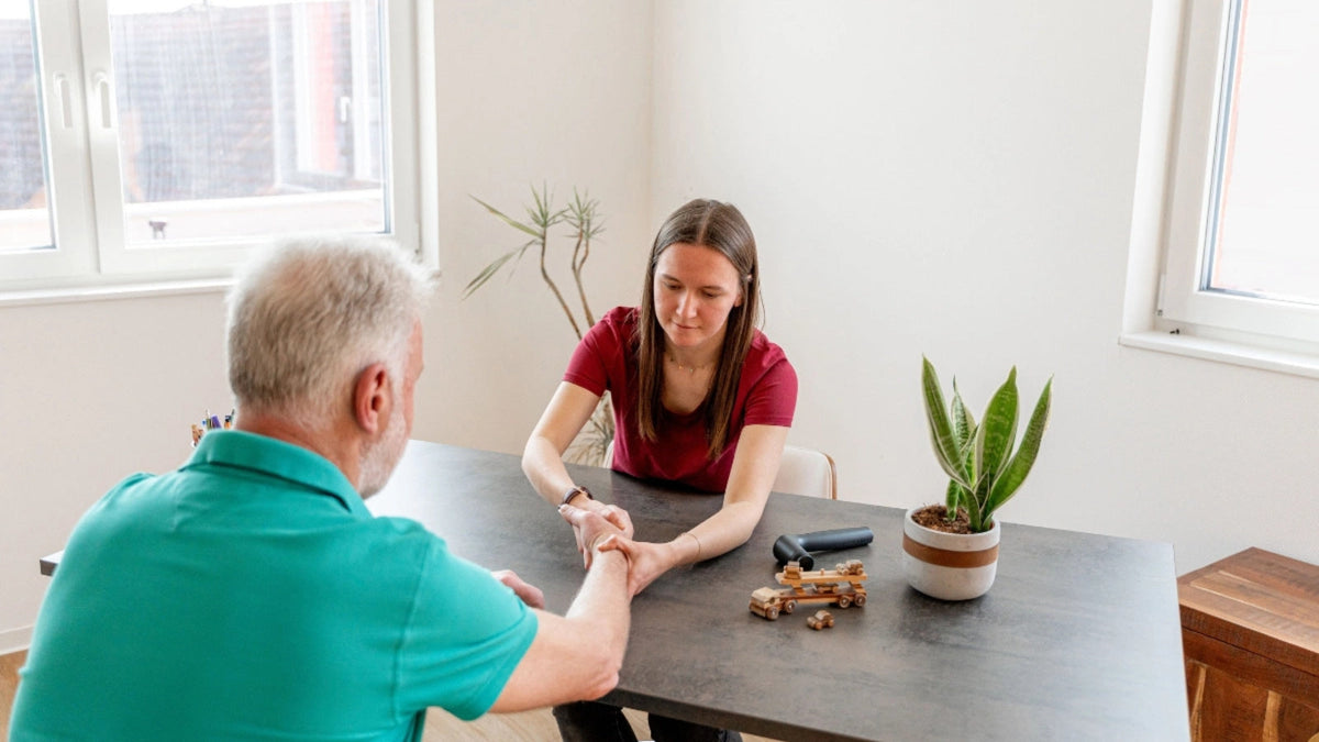 Ergotherapeutin behandelt einen Patienten bei der Ergotherapie in Maikammer