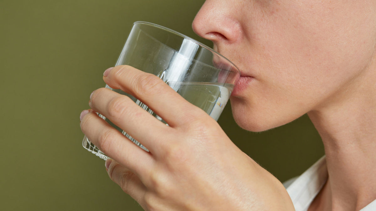 Patient beim Trinken zur Unterstützung der Schlucktherapie bei Dysphagie