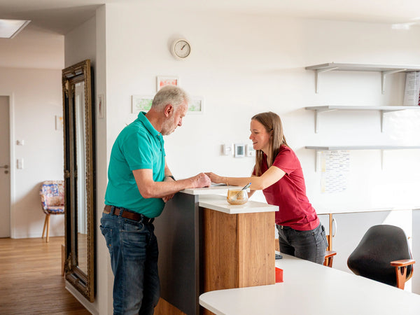 Persönliche Beratungssituation am Empfang des Therapiezentrum Möller mit moderner Einrichtung und ruhiger therapeutischer Atmosphäre.