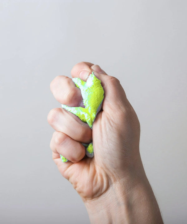 Hand beim Training mit Therapieknete zur Förderung von Kraft und Beweglichkeit in der Ergotherapie im Therapiezentrum Möller