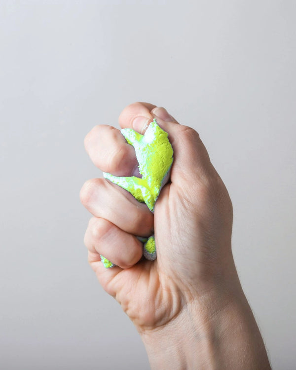 Hand greift einen Therapieball zur gezielten Förderung von Kraft Beweglichkeit und Greiffunktion