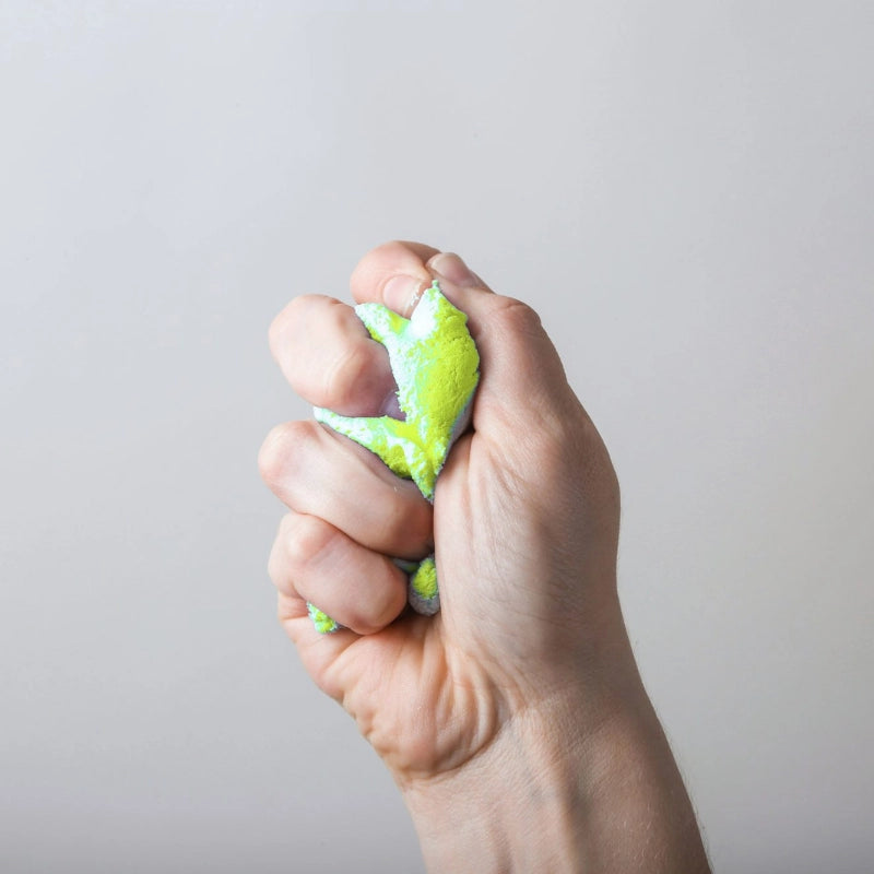 Hand bei einer Greifübung mit einem Therapieball zur Förderung von Handkraft und Beweglichkeit in der Ergotherapie Therapiezentrum Möller