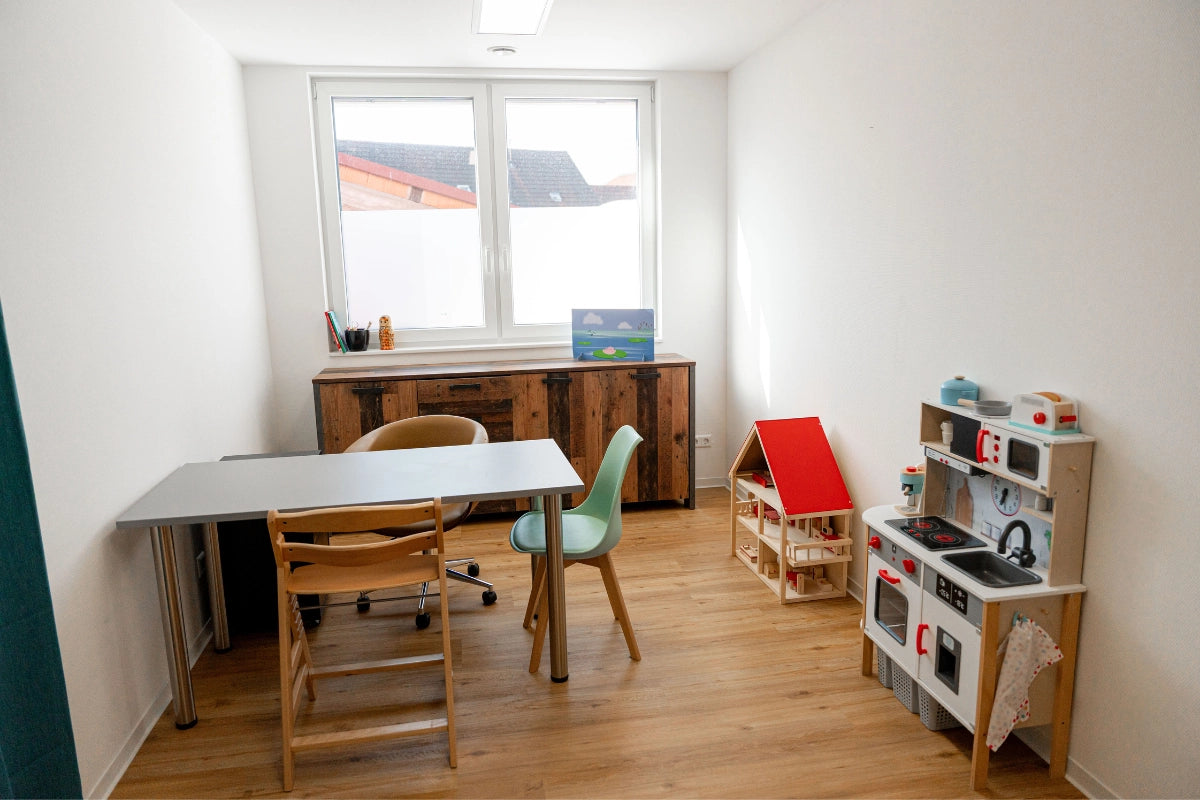 Heller Kindertherapieraum mit Sitzmöbeln und Spielmaterialien für eine freundliche und kindgerechte Therapieumgebung im Therapiezentrum Möller
