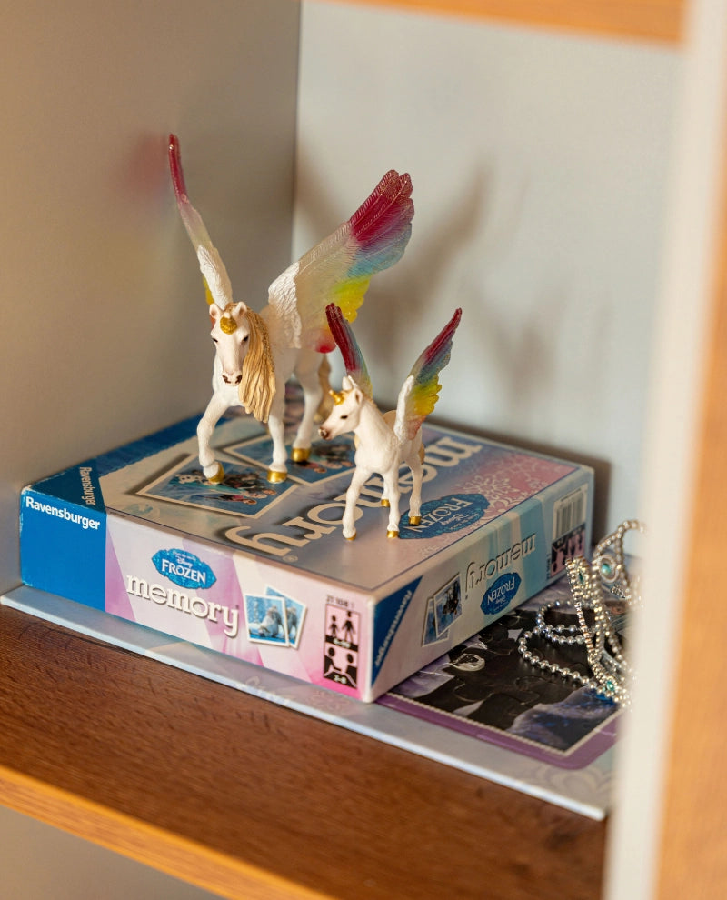 Spielmaterial mit Figuren und verschiedenen Oberflächen zur Förderung von Wahrnehmung Feinmotorik und spielerischer Entwicklung in der Ergotherapie Therapiezentrum Möller