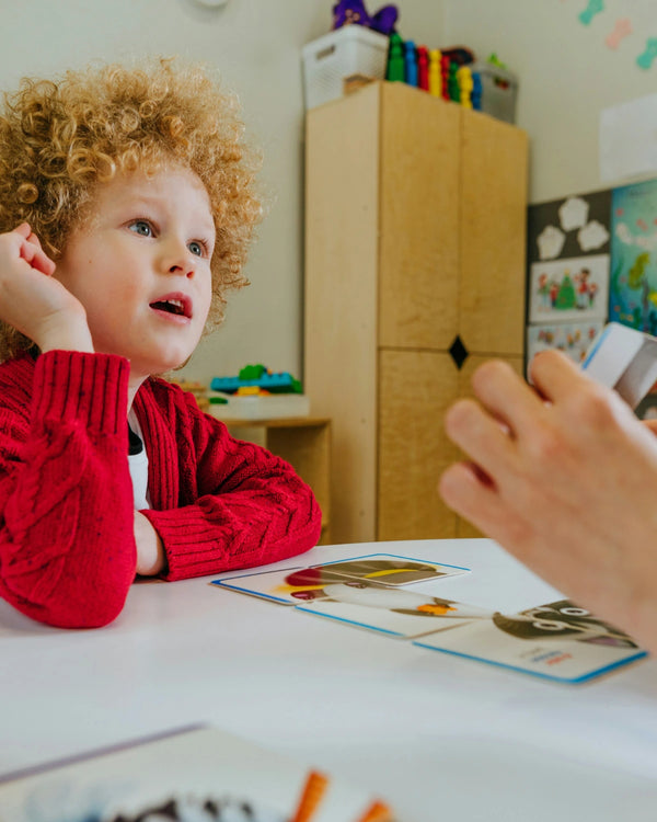 Kind bei einer ergotherapeutischen Übung mit Lernmaterial zur Förderung von Konzentration und Wahrnehmung