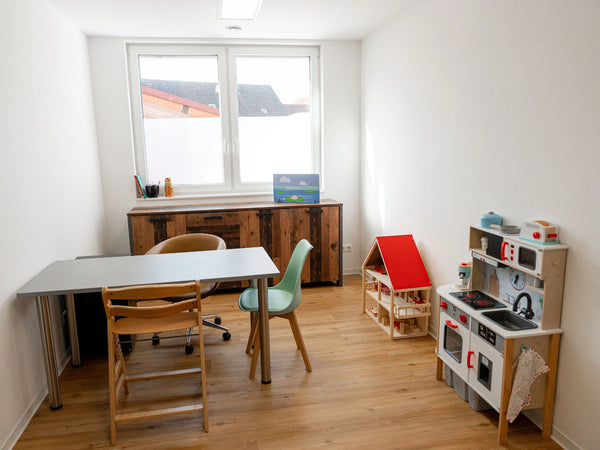Kindgerechter Therapiebereich mit Spielküche, Sitzmöglichkeiten und therapeutischer Umgebung im Therapiezentrum Möller.