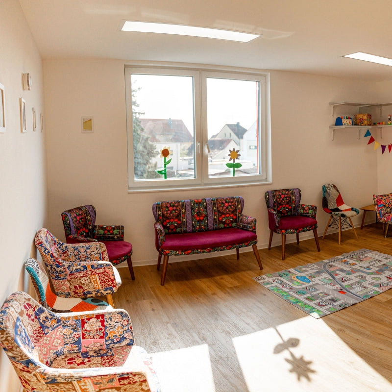 Heller Therapieraum für Kinder mit Sitzgruppe und verschiedenen Spielmaterialien für eine kindgerechte Umgebung im Therapiezentrum Möller