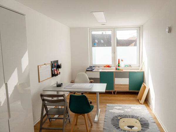 Kindgerecht gestalteter Therapieraum mit Spielmaterialien und heller Atmosphäre für therapeutische Förderung im Therapiezentrum Möller.