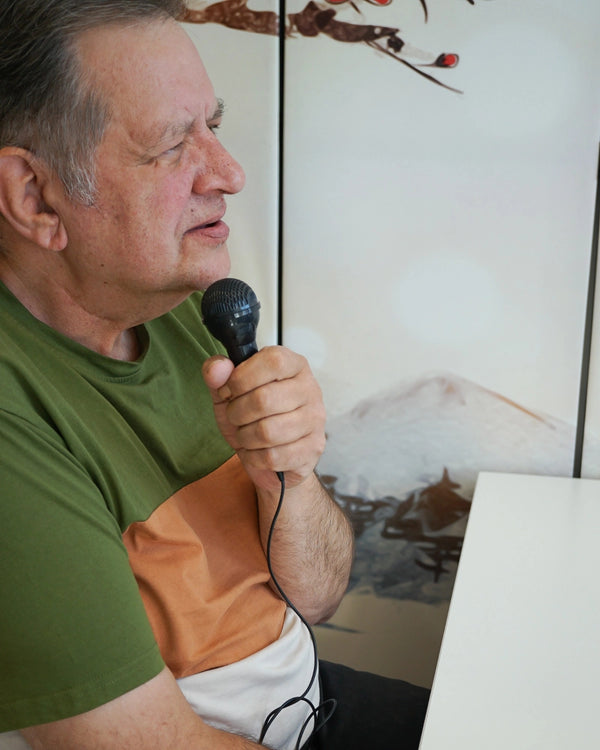 Älterer Mann spricht in ein Mikrofon als Beispiel für Sprache und Kommunikation in der Logopädie im Therapiezentrum Möller