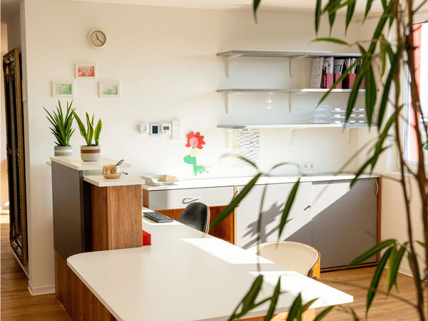 Heller Empfangsbereich im Therapiezentrum Möller mit moderner Einrichtung, natürlichen Materialien und ruhiger therapeutischer Atmosphäre.