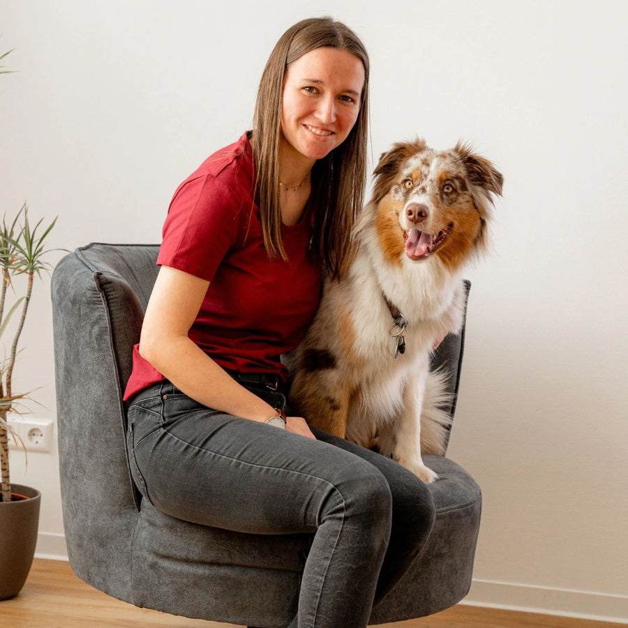 Therapeutin mit Therapiehund in heller und freundlicher Atmosphäre des Therapiezentrum Möller.