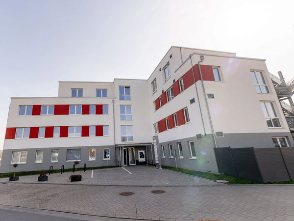 Außenansicht des Therapiezentrum Möller mit modernem Gebäude und freundlicher Gesundheitsatmosphäre in ruhiger Umgebung.