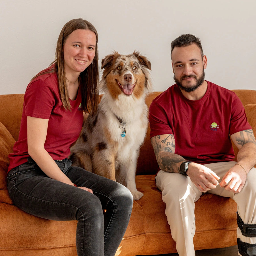 Team des Therapiezentrums Möller mit Hund auf einem Sofa auf der Über-uns-Seite