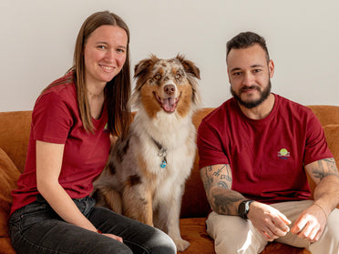Teamfoto des Therapiezentrum Möller mit Therapiehund in freundlicher und vertrauensvoller therapeutischer Atmosphäre.