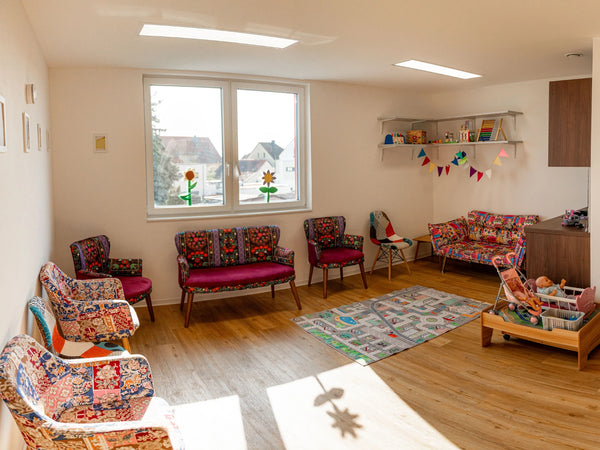 Heller Wartebereich mit gemütlichen Sitzmöglichkeiten und freundlicher Atmosphäre im Therapiezentrum Möller.